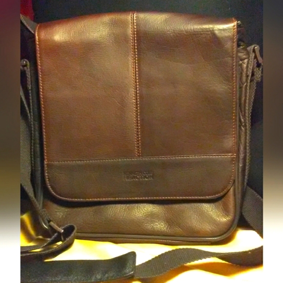 Kenneth Cole Reaction Handbags - VINTAGE LEATHER KENNETH COLE REACTION CROSSBODY BROWNS GREAT BAG